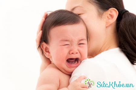 Có thể phát hiện trẻ mắc bệnh với các biểu hiện như quấy khóc