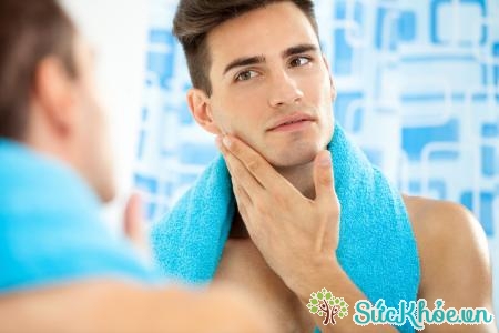 Cạo mặt và râu bằng các sản phẩm hỗ trợ là cách chăm sóc da cho nam giới