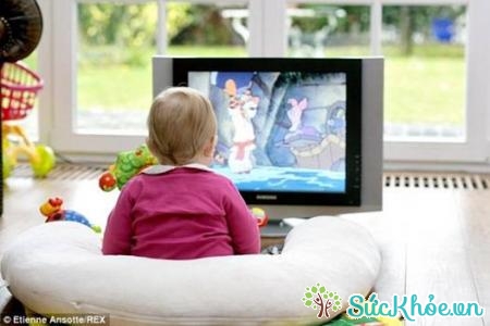 Nếu trẻ em xem nhiều ti vi trên 2 giờ đồng hồ trên ngày sẽ ảnh hưởng nghiêm trọng đến khả năng tập trung của trẻ