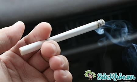 Hút thuốc lá hoặc nhai có thể làm tăng triệu chứng khô miệng