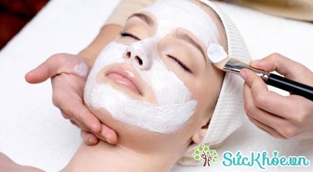 Dưỡng ẩm là cách cách chăm sóc da mặt đơn giản