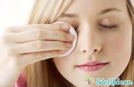 Rửa mặt sạch sẽ và dùng khăn ấm chườm lên mắt