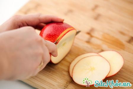 Mặt nạ táo giúp đào thải mụn trứng cá và làm lành các vết thương do mụn để lại