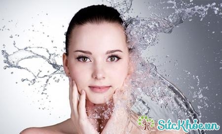 Rửa mặt sạch sẽ là cách đầu tiên để ngăn ngừa da mụn ngày hè