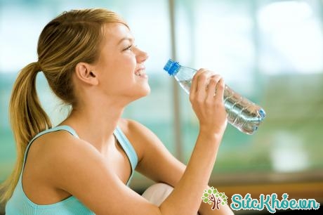 Uống đủ nước giúp giảm tình trạng bị khản tiếng
