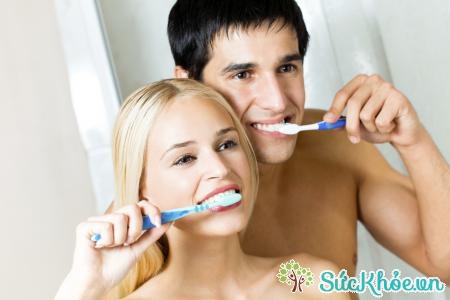 Sử dụng bàn chải lông mềm và đánh răng đúng cách