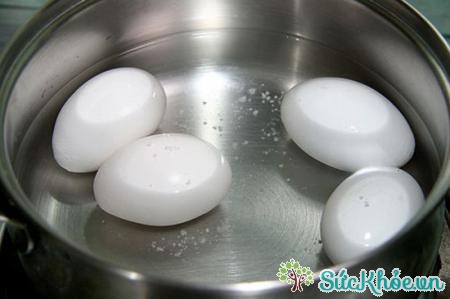 Cách luộc trứng vịt lộn ngon