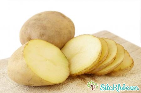 Sử dụng nước ép khoai tây thường xuyên quầng thâm mắt sẽ được loại bỏ