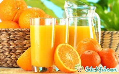 Nước cam không nên uống chung với thuốc kháng sinh