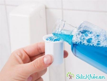 Vệ sinh răng miệng bằng nước súc miệng kháng khuẩn