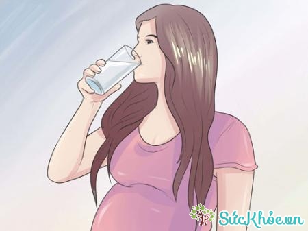 Mẹ cần bổ sung nước qua việc uống nước và chế độ dinh dưỡng