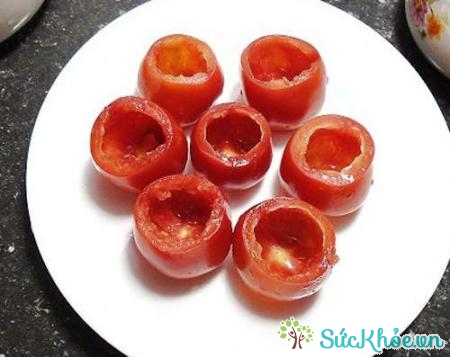 Cà chua rửa sạch, cắt núm đầu, dùng thìa nạo phần ruột bên trong