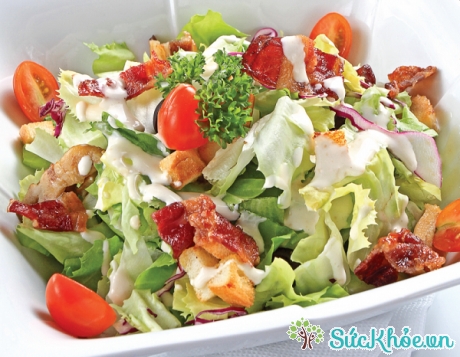 Salad trộn để lâu có thể bị nấm mốc và biến chất