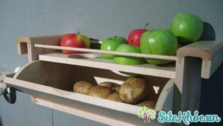 Cất khoai tây với táo để tránh khoai tây mọc mầm