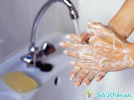 Rửa tay sạch khi chế biến thức ăn