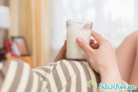 Uống sữa là cách giúp mẹ bầu hấp thụ canxi tốt nhất