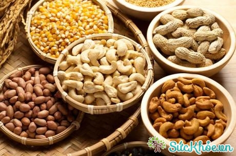 Các loại hạt là loại thực phẩm rất giàu vitamin E giúp da mịn màng