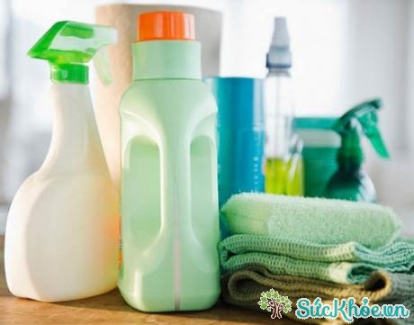 Một số các chất tẩy rửa hóa học trong gia đình có chứa các hợp chất hữu cơ dễ bay hơi (VOC) được cho là làm tăng nguy cơ về sức khỏe cho cả mẹ và bé
