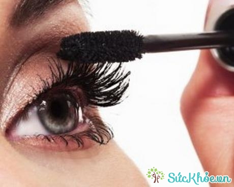 Chải lông mi bằng hóa chất, có thể gây ra nhiễm trùng mắt do hóa chất này rơi vào mắt