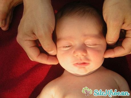 Mát-xa cho trẻ sơ sinh sẽ dễ dàng đưa bé đi vào giấc ngủ nhanh hơn 