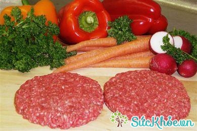 Người cholesterol máu cao nên ăn thịt bò, thịt lợn nạc và nhiều rau củ.