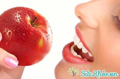 Ăn táo giúp làm sạch răng