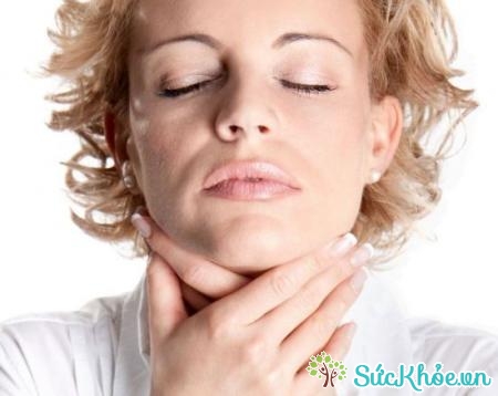 Người mắc viêm họng cấp thường có biểu hiện đau tát họng