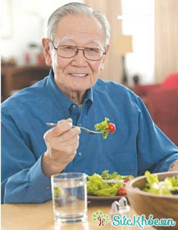 Người cao tuổi nên ăn nhiều rau xanh để bổ sung vitamin
