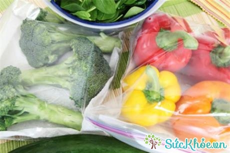 Đóng gói rau quả bằng nilong kín trong tủ lạnh