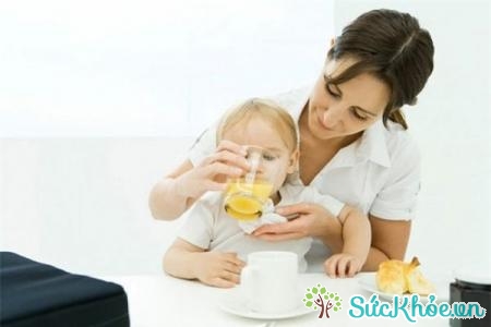 Khi trẻ bị ốm nên cho trẻ uống nhiều nước ép từ trái cây tươi