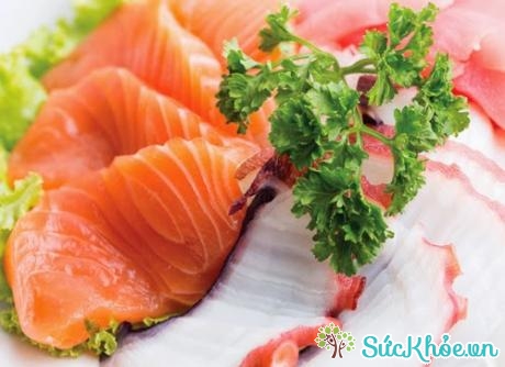Người bệnh khớp nên ăn nhiều cá, đặc biệt là cá hồi giàu omega 3.
