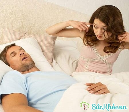Ngủ ngáy là khi ngủ tạo ra âm thanh, ảnh hưởng người xung quanh