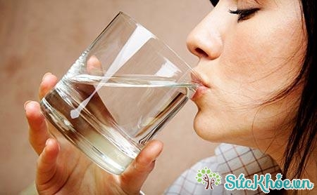 Khi bị cảm cúm nên uống nhiều nước.