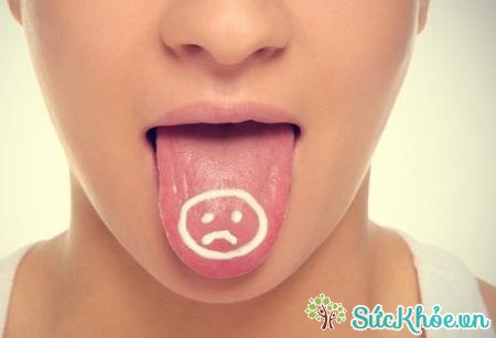 Loét lưỡi thường biểu hiện bằng các vết loét, đau, rát