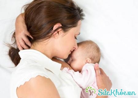 Viêm tuyến sữa sau sinh gây đau ngực