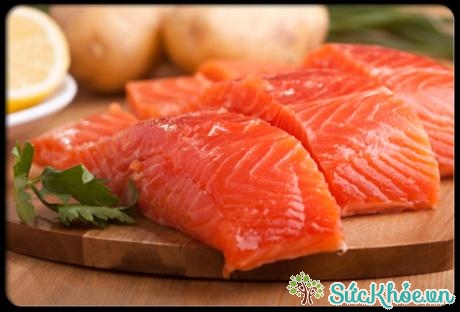 Cá hồi giàu axit béo omega-3 là thực phẩm tốt cho trí não trẻ