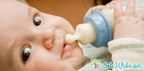 Sai lầm trong cách pha sữa cho trẻ sơ sinh làm mất chất dinh dưỡng.