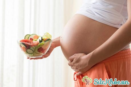 Nếu mẹ bầu ăn quá nhiều so với mức cần thiết thì chất dinh dưỡng sẽ được tích trữ trong cơ thể mẹ dưới dạng mỡ và gây béo phì. 