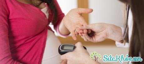 Phụ nữ mang thai cần kiểm tra đường huyết thường xuyên để phòng biến chứng khi sinh.