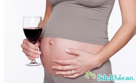 Khi mang thai người mẹ tuyệt đối không nên uống rượu bởi những tác dụng phụ có thể xảy ra với thai nhi và sức khỏe người mẹ. 