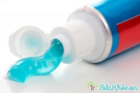 Kem đánh răng giúp diệt vi khuẩn và mảng bám trên răng