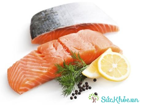 Các axit béo omega-3 và DHA trong cá hồi sẽ giúp thúc đấy sự phát triển trí não