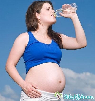 Uống nhiều nước rất tốt cho sức khỏe bà bầu
