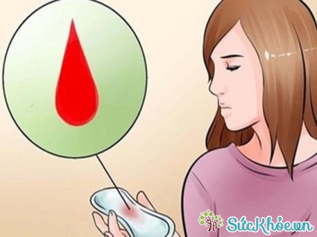 Ra máu báo thai là một trong những dấu hiệu có thai sớm.