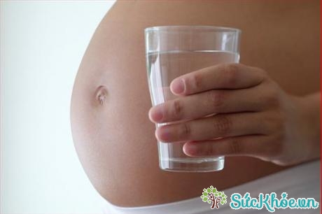 Bà bầu tránh mất nước để không ảnh hưởng đến thai nhi