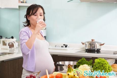 Phụ nữ mang thai nên bổ sung thực phẩm chứa nhiều canxi. 