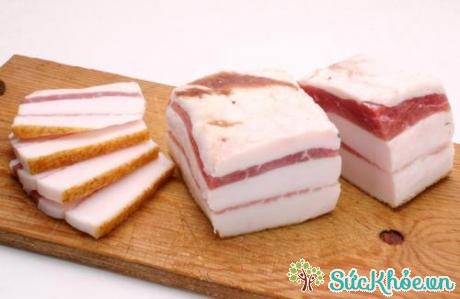 Với bệnh nhân tăng cholesterol máu nên kiêng ăn mỡ lợn.