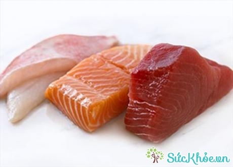 Các loại cá béo bao gồm cá hồi, cá ngừ, cá thu đều rất giàu axít béo omega-3