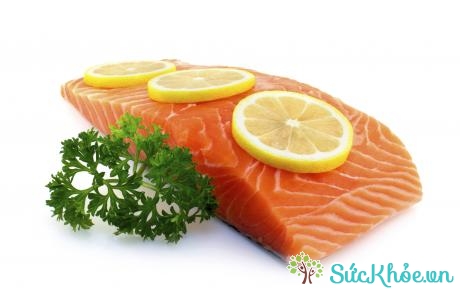 Axit béo omega-3 có nhiều trong cá hồi, cá ngừ, cá thu, cá mòi.