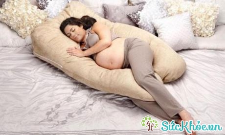 Gối ôm là vật dụng thân thuộc giúp phụ nữ mang thai có ngủ ngon giấc khi bụng bầu to lên